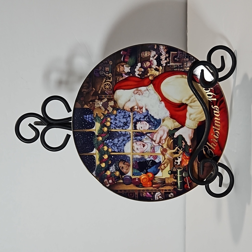 Avon Fine Collectables Santa's Loving Touch VTG 1996 Porcelain Christmas Plate - Picture 8 of 8